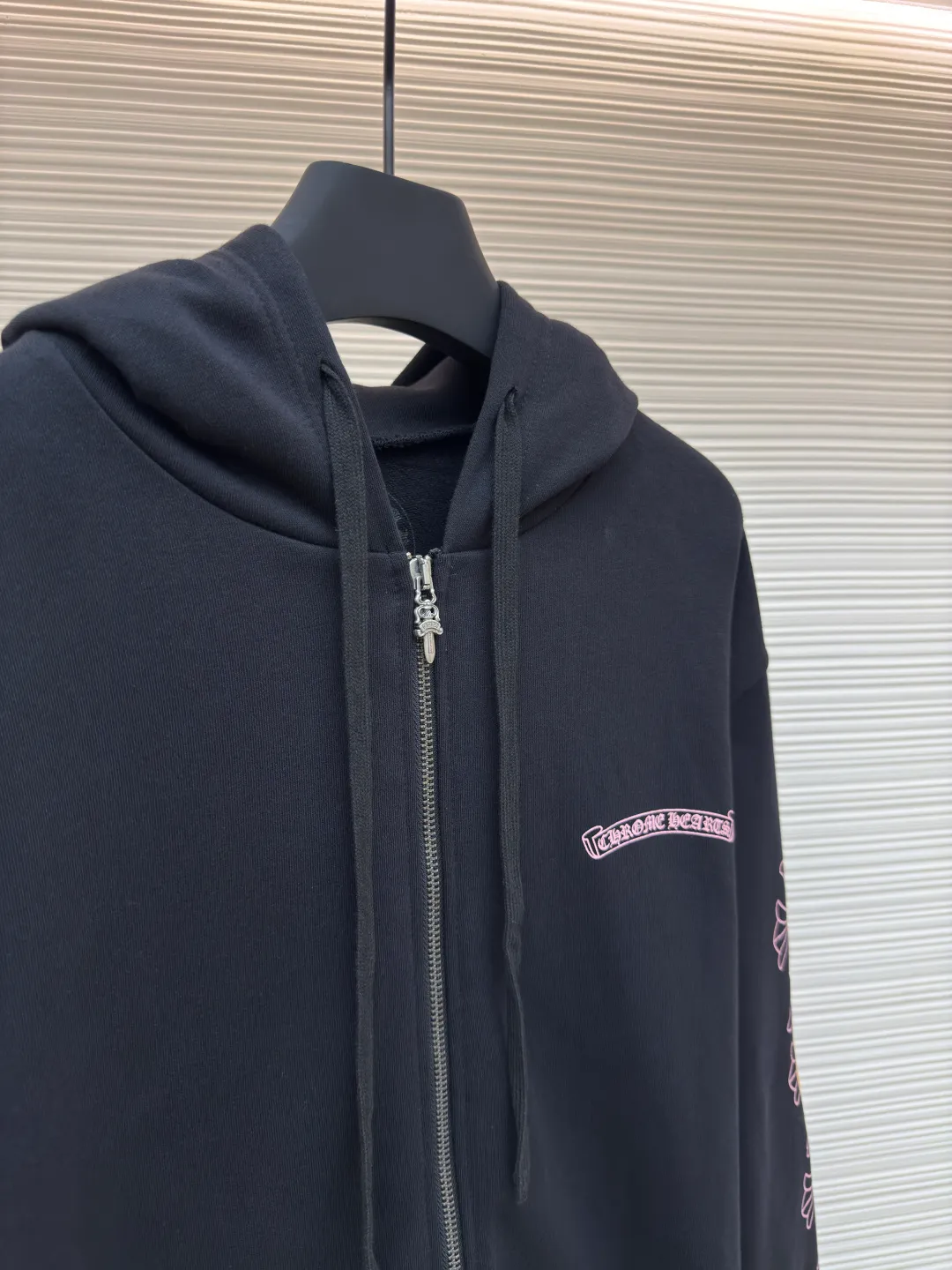 Chrome Hearts Deadly Doll co-branded zipper hoodie ●Authentic product: 12,000 purchased and developed ●Item number: 1680453-A75 ●Fabric: thin velvet coarse fish scale fabric ●Technology: brushed and washed ●Version: loose version ●Weight: about 750 grams ●Size: S-M-L ●Description: The fabric is made of 420 grams of thin velvet coarse fish scale fabric, and the printing is based on the original version and is printed with hand glue. The finished product is brushed, washed and shaped. It feels very good to the touch and has real antique silver chain heads. The overall wiring is straight and delicate, the fabric is comfortable and soft, and the color is consistent without color difference. It can be matched with the same style to create a fashionable look and control various occasions. Customized accessories, complete with three standards, same style for men and women!